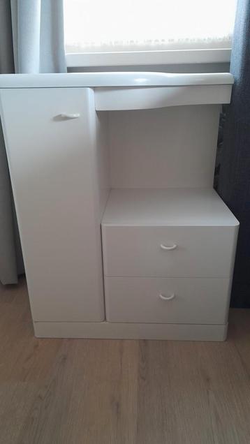 Nachtkastje Wit Mdf. 60 cm breed 73 cm hoog.  beschikbaar voor biedingen