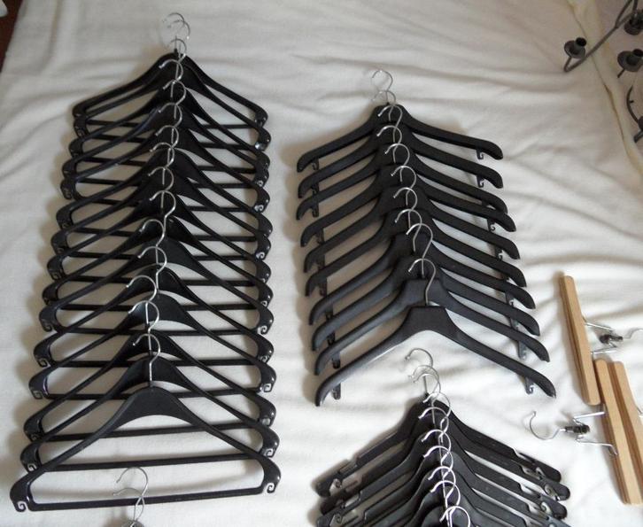 25 kledinghangers + 5 houten - voor zomer /winter garderobe, Kleding | Dames, Kledinghangers, Zo goed als nieuw, Kunststof, Kinderen en Volwassenen