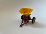 model Vicon kunstmeststrooier, geel, Britains 1/32, Hobby en Vrije tijd, Modelauto's | 1:32, Ophalen of Verzenden, Gebruikt, Tractor of Landbouw