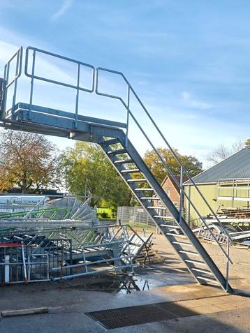 Stalen trap met bordes gegalv. Hoog 3,4mtr nob156 beschikbaar voor biedingen