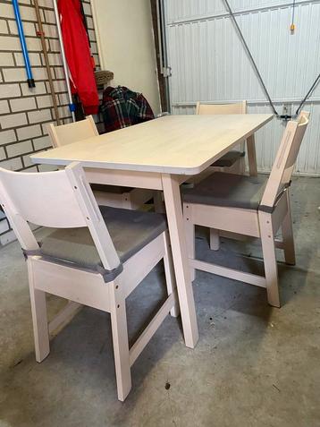 Houten Eettafel met 4 Stoelen beschikbaar voor biedingen