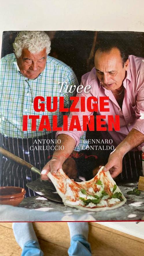 Antonio Carluccio - Twee gulzige Italianen hardcover, Boeken, Kookboeken, Zo goed als nieuw, Italië, Verzenden