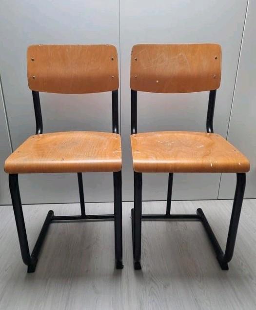 School stoelen 2 stuks  samen 10 euro, Huis en Inrichting, Stoelen, Gebruikt, Twee, Overige materialen, Overige kleuren, Ophalen of Verzenden