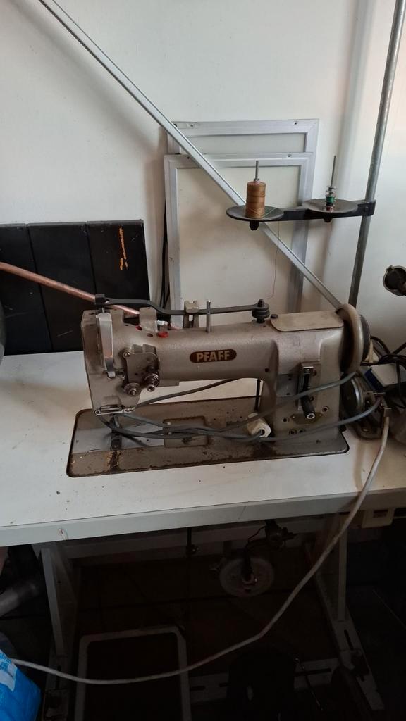 Pfaff 145 H3 Industriële Naaimachine - Loopvoet, Hobby en Vrije tijd, Naaimachines en Toebehoren, Zo goed als nieuw, Naaimachine
