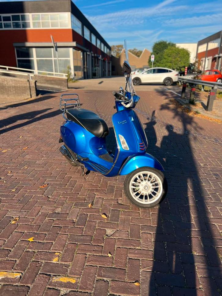 Vespa sprint, Fietsen en Brommers, Snorfietsen en Snorscooters, Zo goed als nieuw, Vespa, Benzine, Ophalen