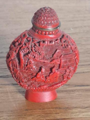Chinese cinnabar snuifflesje.  beschikbaar voor biedingen