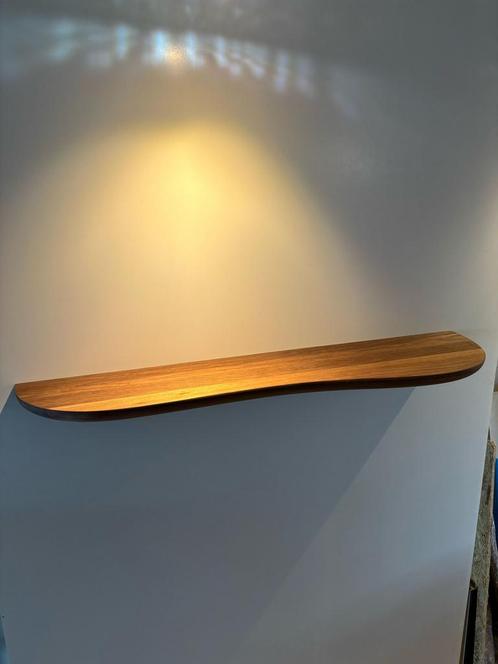 Mooie organische Japandi wandplank van notenhout en eiken, Huis en Inrichting, Woonaccessoires | Wandplanken en Boekenplanken