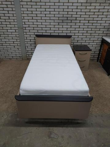 Elektrisch verstelbaar seniorenbed met auping matras beschikbaar voor biedingen
