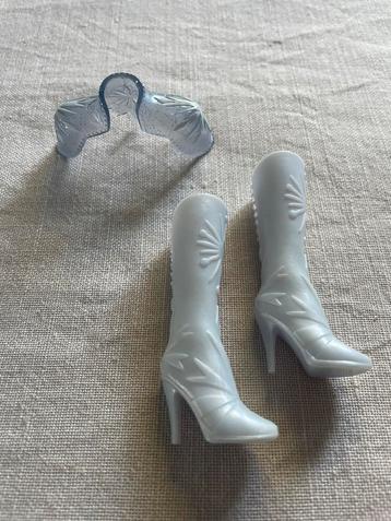 Frozen Elsa laarzen en schouderstuk  Barbie beschikbaar voor biedingen