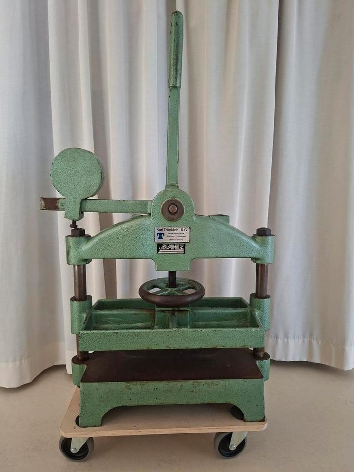 Kniehevelpers Karl Tränklein boekrestauratie en boekbinden, Hobby en Vrije tijd, Overige Hobby en Vrije tijd, Ophalen