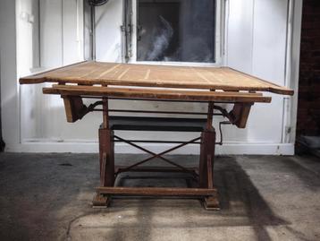 vintage houten industriële tekentafel / architectentafel beschikbaar voor biedingen