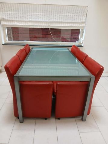 Dining table and 6 chairs beschikbaar voor biedingen