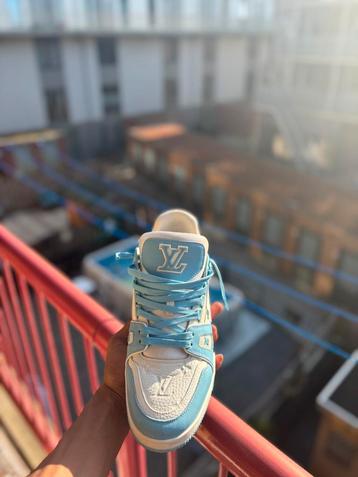 Louis Vuitton 1 op 1 baby blauw sneakers beschikbaar voor biedingen