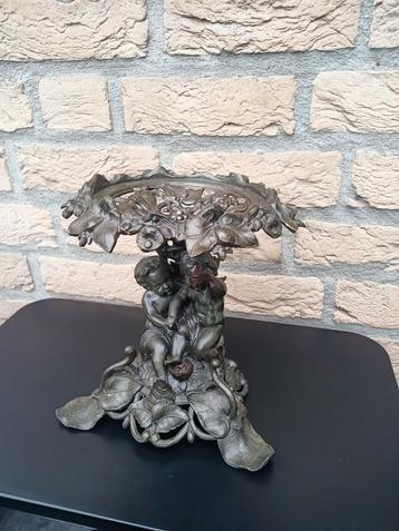 Mooie bewerkte schaal met twee kindjes eronder.
 beschikbaar voor biedingen