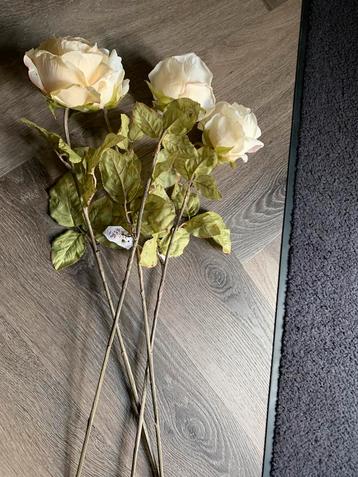 4 mooie kunst rozen nieuw  . Vaste prijs beschikbaar voor biedingen
