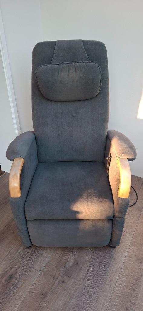 Sta-op stoel, elektrisch bedienbaar., Huis en Inrichting, Fauteuils, Gebruikt, Hout, Stof, 75 tot 100 cm, 75 tot 100 cm, Ophalen