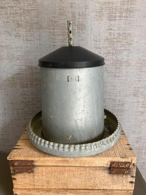 Zinken voersilo met geschulpte rand, Dieren en Toebehoren, Pluimvee | Toebehoren, Gebruikt, Drinken en Voederen, Ophalen of Verzenden