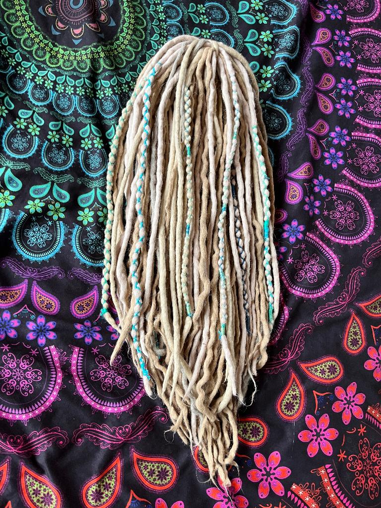 55 (incl.een paar versierde) Alpaca wol dreads nu voor 195€, Sieraden, Tassen en Uiterlijk, Uiterlijk | Haarverzorging, Ophalen of Verzenden