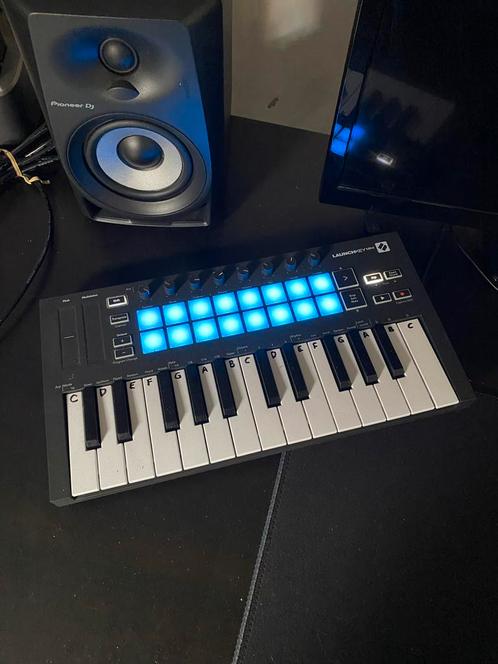 Novation Launchkey Mini MK3 MIDI Keyboard, Muziek en Instrumenten, Midi-apparatuur, Gebruikt, Ophalen