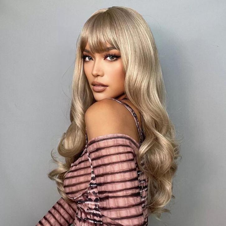 Pruik lang blond krullend haar met pony model 229, Sieraden, Tassen en Uiterlijk, Uiterlijk | Haarverzorging, Nieuw, Pruik of Haarverlenging