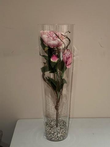 Hoge glazen vaas met zeer mooie zijdebloemen beschikbaar voor biedingen