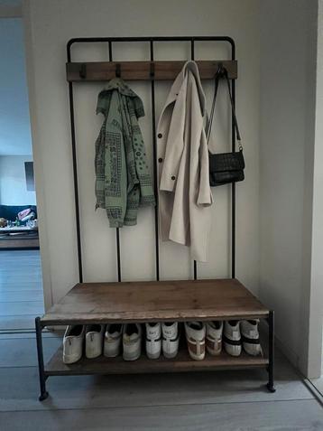 Kapstok beschikbaar voor biedingen