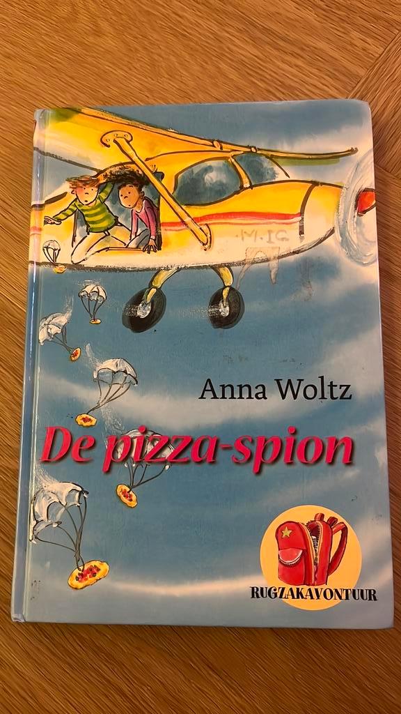 Anna Woltz - De pizza-spion, Boeken, Kinderboeken | Jeugd | onder 10 jaar, Zo goed als nieuw, Fictie algemeen, Ophalen of Verzenden
