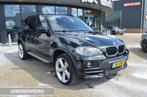 BMW X5 xDrive48i 355 PK Sportpakket / Pano / 21" / Youngtime, Auto's, BMW, Stof, Gebruikt, Stoelverwarming, 4799 cc