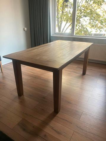 Eikenhouten tafel beschikbaar voor biedingen