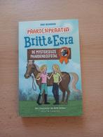 PaardenpraatTV Britt & Esra De mysterieuze paardendiefstal, Ophalen of Verzenden, Zo goed als nieuw, Joke Reijnders