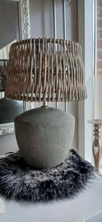 Betonlook lamp met rotan kap, Hout, Ophalen of Verzenden, Minder dan 50 cm, Landelijk