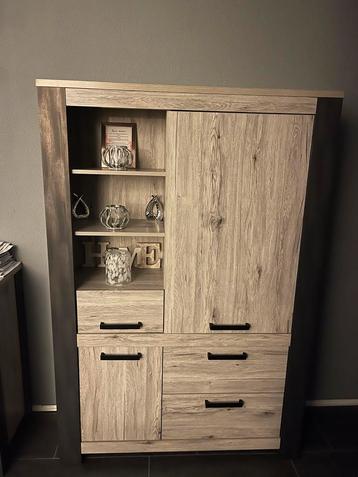 Dressoir en vitrinekast beschikbaar voor biedingen