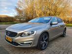 Volvo V60 D6 AWD 215pk Plug-in Hybrid 2015 Grijs, Auto's, Volvo, 1849 kg, 1800 kg, Zilver of Grijs, 166 €/maand