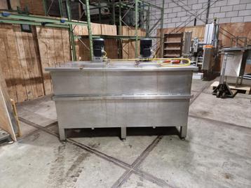 Rvs mengbak 1000 liter met 2 mengers  beschikbaar voor biedingen