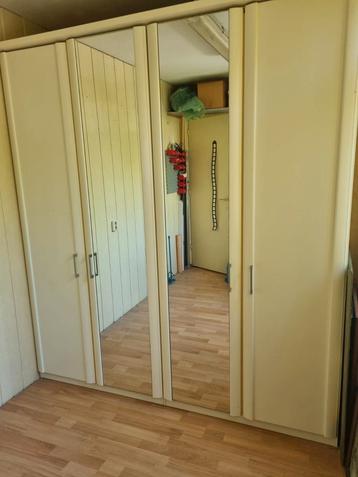 Ruime luxe kledingkast met 4 deuren, 2 spiegeldeuren beschikbaar voor biedingen