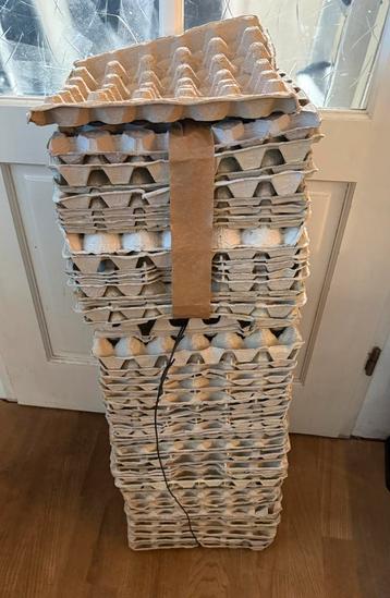 Gratis stapel eierdozen, meter hoog beschikbaar voor biedingen