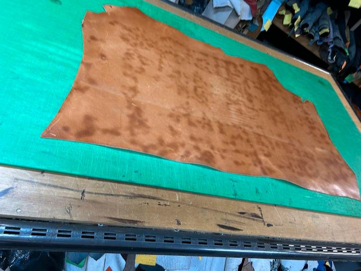 Klassiek bruin patina-vintage tuigleer 2-2,5mm half soepel, Hobby en Vrije tijd, Stoffen en Lappen, Zo goed als nieuw, Leer of Kunstleer
