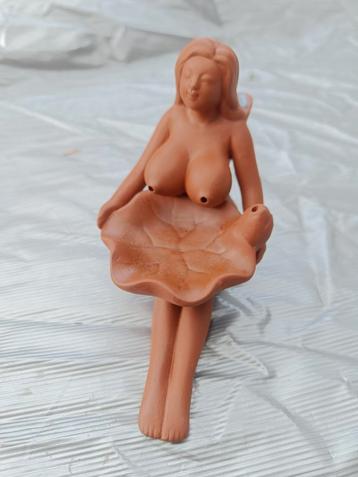 Wierrook kegeltjes  houder blote vrouw beschikbaar voor biedingen