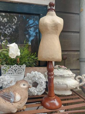 Mooi klein oud Brocante paspopje van papier maché beschikbaar voor biedingen