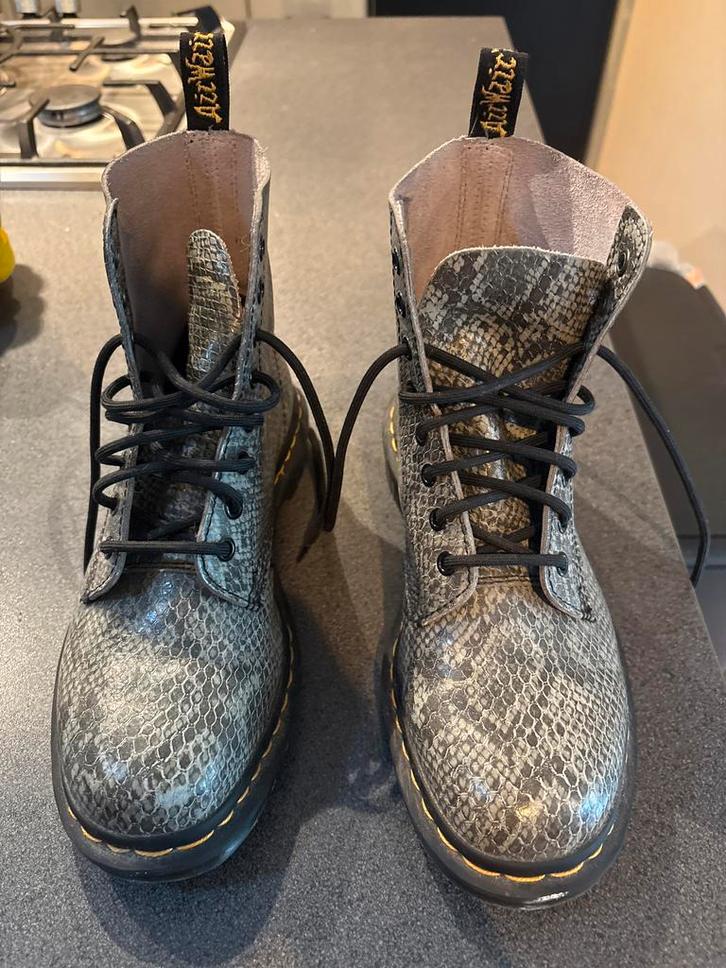 Dr. Martens Pascal - Maat 40 (mag ook ruilen), Kleding | Dames, Schoenen, Nieuw, Lage of Enkellaarzen, Grijs, Ophalen of Verzenden