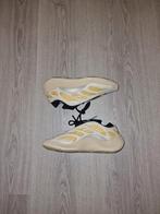 Adidas Yeezy 700 Safflower size 43,5 new in box, Nieuw, Adidas Yeezy, Ophalen of Verzenden, Wit