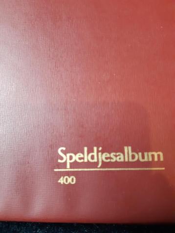 Speldjes in album. beschikbaar voor biedingen
