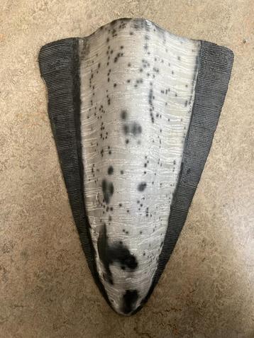 Keramisch object nr. 11 "Segi Tiga" van Patty Schilder beschikbaar voor biedingen
