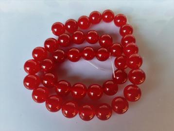 Jade kraal rond kersenrode tint circa 10 en 12 mm beschikbaar voor biedingen