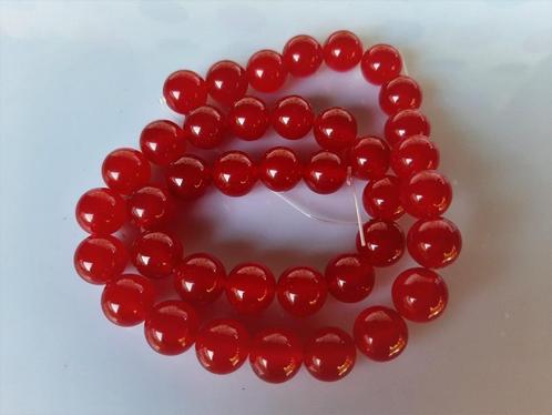 Jade kraal rond kersenrode tint circa 10 en 12 mm, Hobby en Vrije tijd, Kralen en Sieraden maken, Nieuw, Kraal, Ophalen