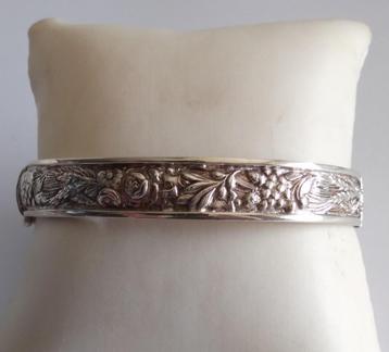 zilveren KLEMBAND met floraal decor, binnenmaat 6x 5,3 cm beschikbaar voor biedingen