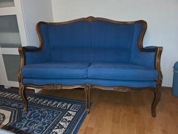 Antiek blauw bankje beschikbaar voor biedingen