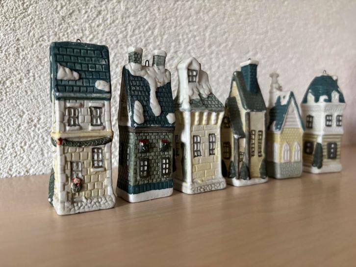 6 keramieken vintage kersthuisjes letterbak/ kerstdorp, Diversen, Kerst, Zo goed als nieuw, Ophalen of Verzenden