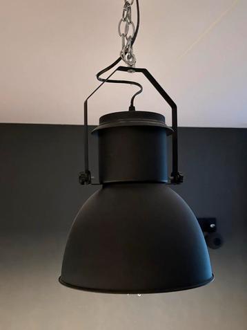Industriële Zwarte Hanglamp beschikbaar voor biedingen