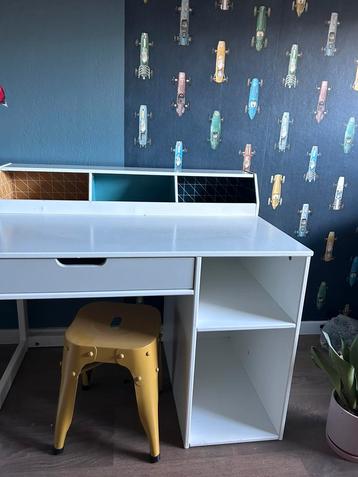 Klein kinder bureautje beschikbaar voor biedingen